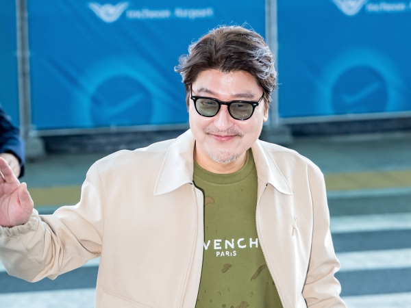 “カンヌの男”ソン・ガンホ、映画祭に向けて本日（5月24日）フランスへ出国！【空港ファッション】