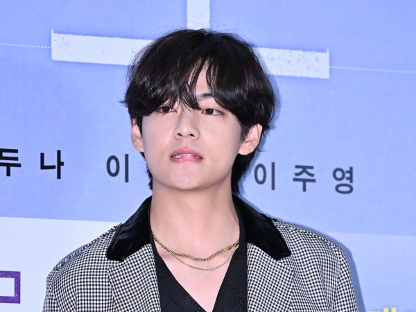 BTS・Vの“胸筋”に「見惚れてしまう」ファン続出…激レア写真を連投し魅了！【PHOTO】