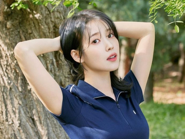 「可愛すぎて言葉が出ない」IU、ミニスカートで美脚を披露！夏の“肌見せSHOT”【PHOTO】