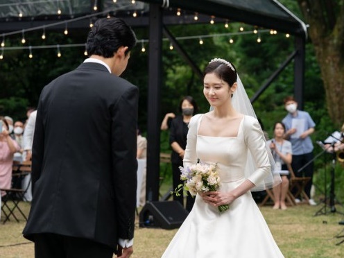 6歳年下男性と突然結婚を発表した『皇后の品格』女優チャン・ナラ、幸せな“結婚式”写真を公開