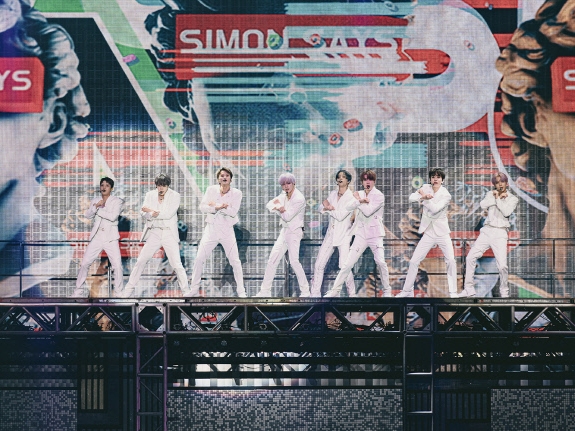 NCT 127、シンガポール公演を成功裏に終了…誕生日を迎えたテヨンのためのサプライズも