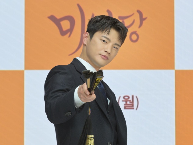 俳優ソ・イングクの主演能力に疑問符…Netflix配信中のドラマ『美男堂の事件手帳』、存在感薄く