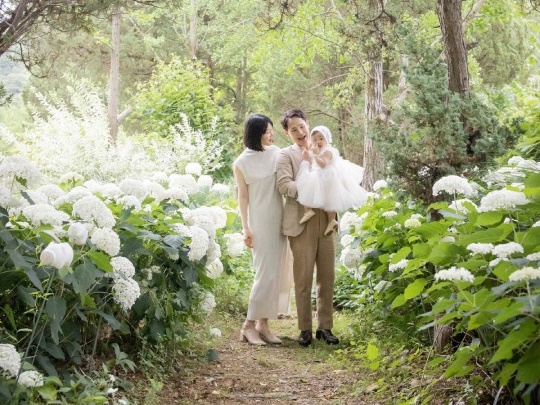 結婚から10年以上過ぎて授かった愛娘が1歳に…幸せいっぱいの韓国女優、夫の素顔を初公開