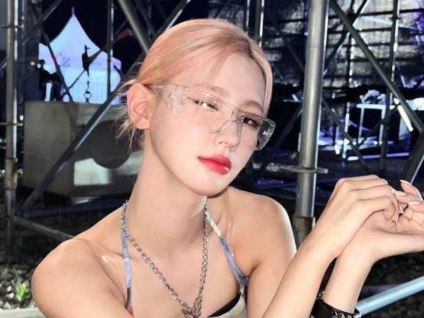 【写真】TWICEサナも反応！破壊力抜群“ウインク”を披露したアイドルの正体は？「ビジュ爆発してる」