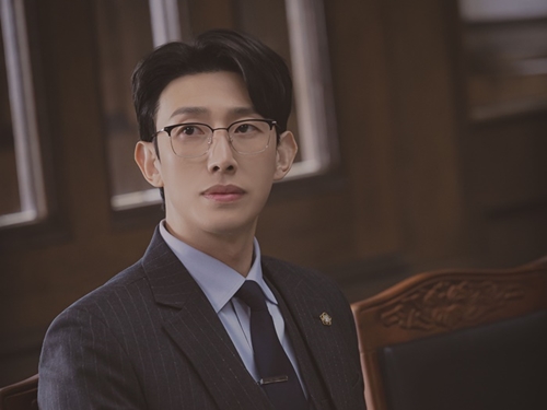 “アドリブ天才”話題の韓国ドラマ『ウ・ヨンウ』でベテラン弁護士役の俳優カン・ギヨンに称賛の嵐