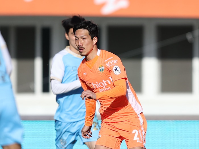 ヴィッセル神戸移籍の元日本代表MF小林祐希、前所属・江原FCが感謝綴る「情熱と努力を忘れません」