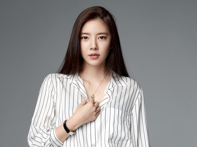 結婚式に親友とされた女優が一人も出席せず“損切り”説が浮上した韓国女優、現所属事務所と再契約