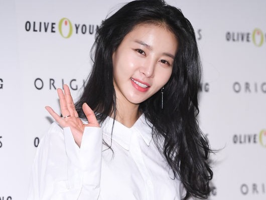 元恋人との“10億ウォン美人局”議論で過酷な烙印を押された韓国女優、DJとして人生の第2章を謳歌中