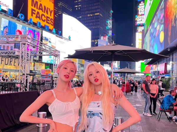 米NYの中心街に現れた韓国美女2人の正体とは？「こんなの全人類恋に落ちる」【PHOTO】