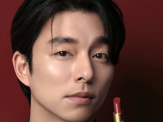 吸い込まれそうな俳優コン・ユの彫刻ビジュアル…口紅を手に魅惑の表情「息をのむほどに美しい」【PHOTO】