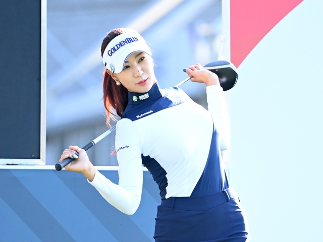 韓国女子ゴルファー、生足チラリのミニスカ姿が話題！ユ・ヒョンジュに絶賛続々「健康美ダダ漏れ」【PHOTO】