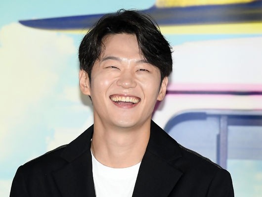 共演したヒョンビンやイ・ビョンホンのようにお幸せに！俳優イ・ハクジュが来る11月に結婚式