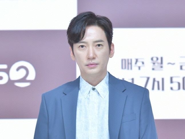 嘔吐し自宅周辺をウロウロ徘徊…麻薬疑惑で緊急逮捕された韓国俳優が容疑を否認「弱い人間に」【全文】