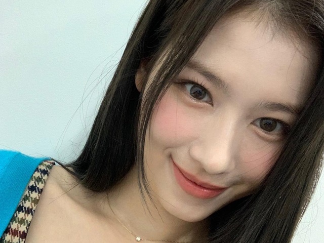 TWICEサナ、突然の“自撮り大放出”が話題…激近SHOT連発に反響「この世で最も美しい」【PHOTO】