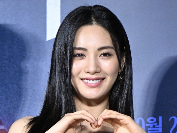 “世界1位”の韓国女優ナナ、「大胆すぎる！」ファンを魅了してやまない寝そべりショット【PHOTO】