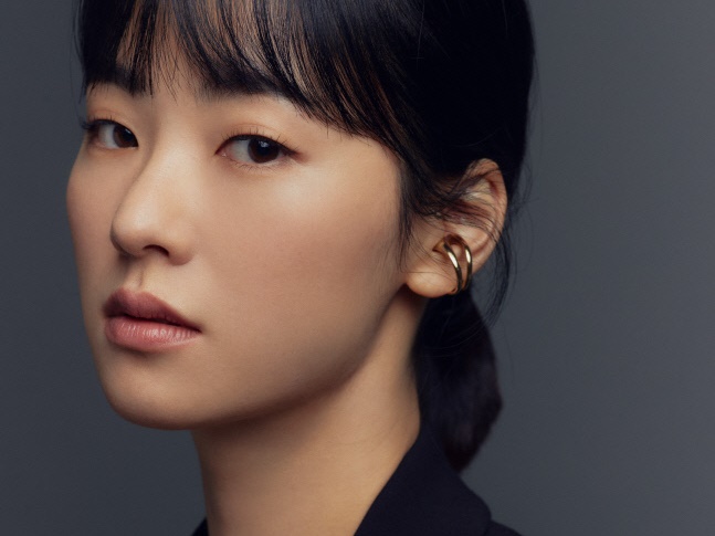 ほぼ“すっぴん”で演技の女優チョン・ヨビン、新Netflixドラマ『グリッチ』で開いた新境地【インタビュー】