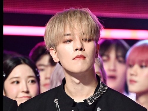 “元恋人”によって私生活を暴露された韓国男性アイドルが活動を中断「5人体制での活動を継続」