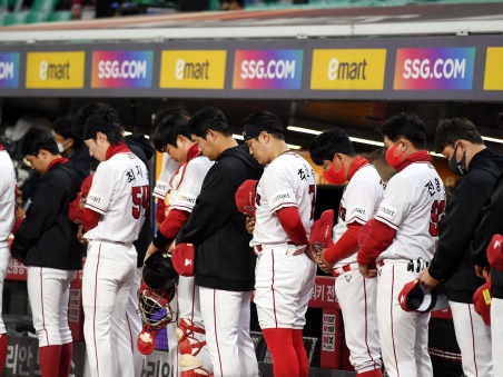 「地下鉄に乗るのも怖い」ソウル雑踏事故受け黙祷、喪章も…“厳粛開催”のプロ野球韓国シリーズ