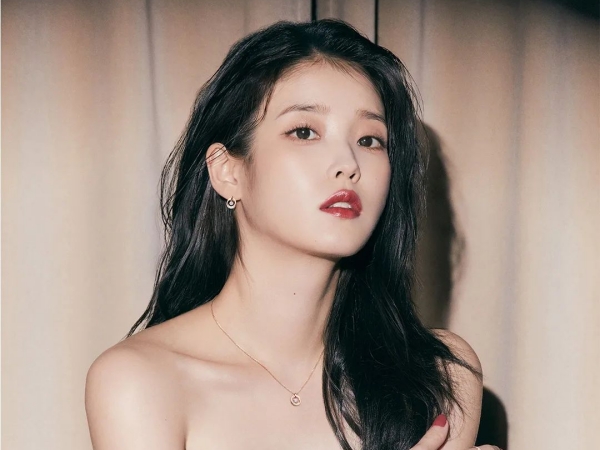 「こんなに色香あったっけ？」IU、“鎖骨見せ衣装”で大人びた雰囲気を纏う【PHOTO】