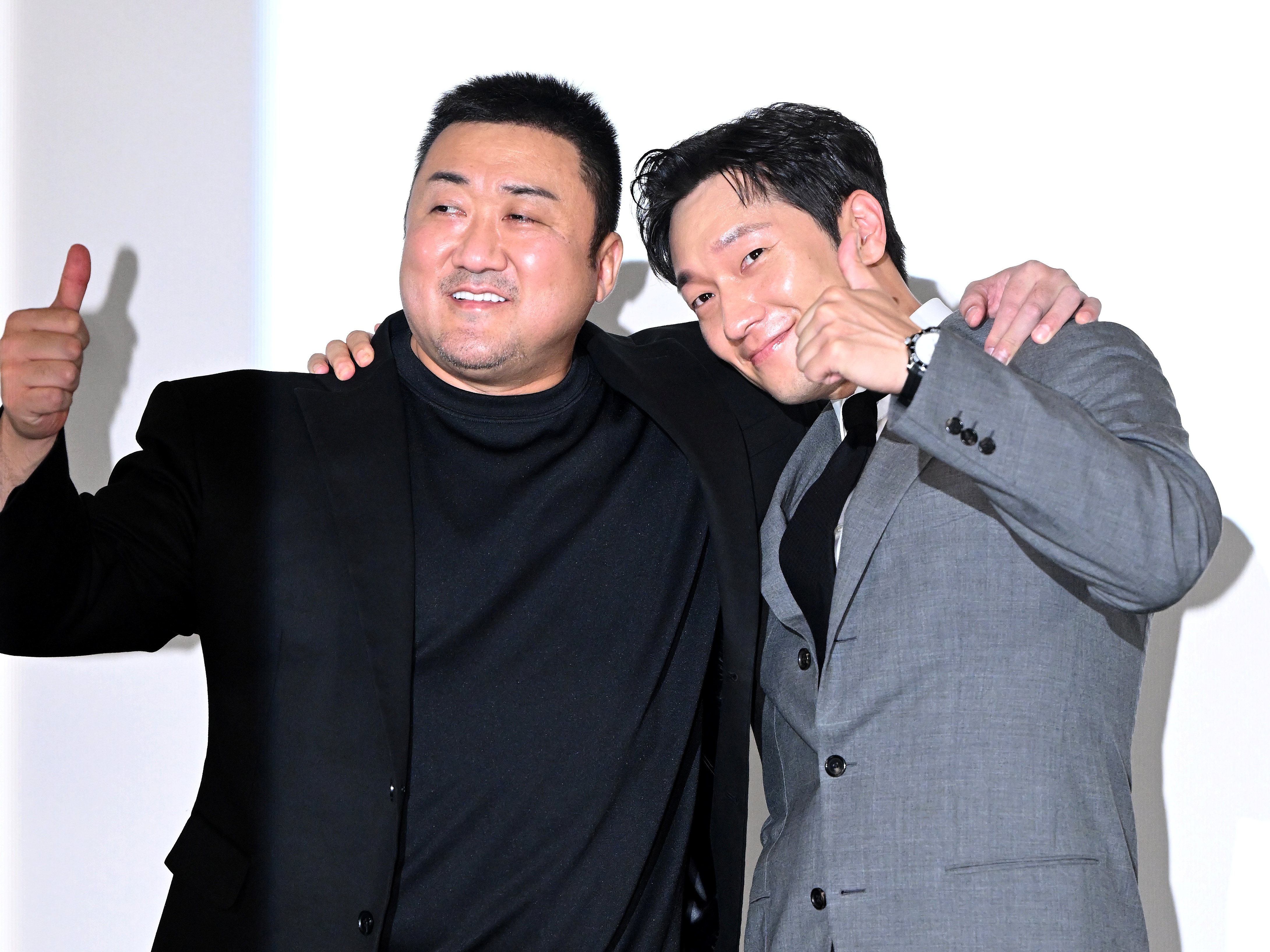 日本公開中の『犯罪都市』俳優ソン・ソック、愛用バッグにはマ・ドンソクバッジが？「私の守護神」