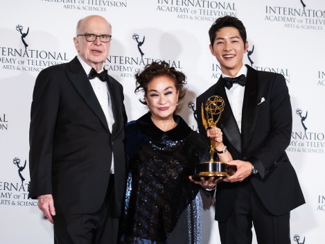 国際エミー賞の授賞者として俳優ソン・ジュンギが参加、韓国のCJグループ副会長が功労賞に