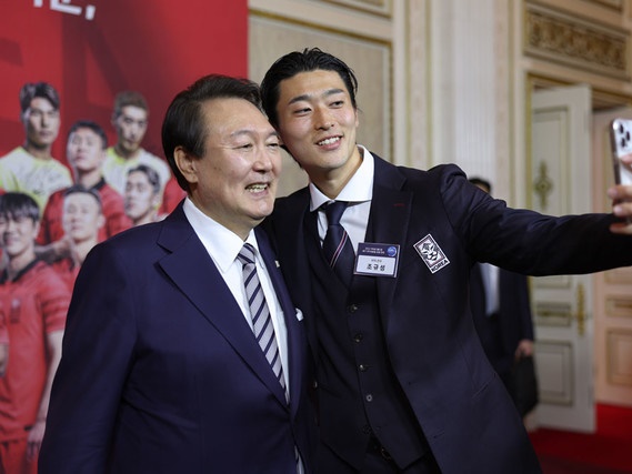 【写真】選手と肩組み自撮りも…韓国代表が青瓦台を表敬訪問、尹錫悦大統領「私にとって皆さんはW杯王者」