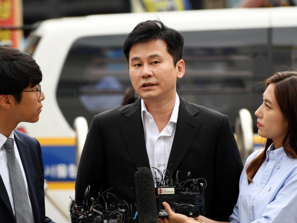 所属アーティストの麻薬捜査を揉み消すために練習生を脅迫した容疑のYGエンタ元代表、1審で無罪判決