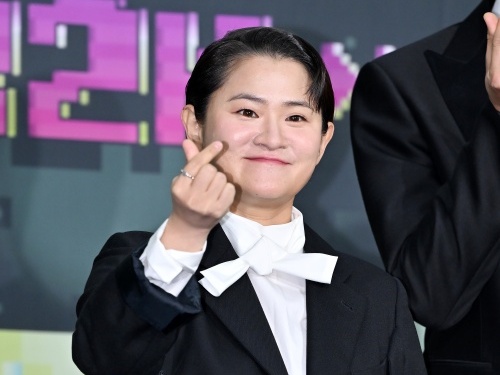 知人からの脅迫、所属事務所代表との不仲説、健康異常…韓国の人気コメディアンがラジオに復帰「どんな状況も…」