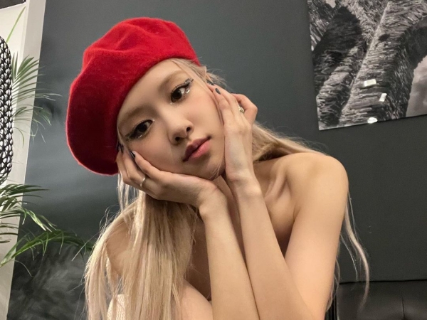 「これは家宝にします」BLACKPINKロゼ、ライブで称賛相次いだ“ミニスカサンタ姿”をプレイバック！【PHOTO】