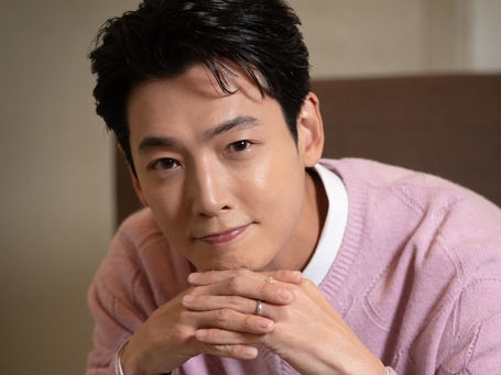 “恋人”少女時代スヨンを好きになった理由は？俳優チョン・ギョンホが語る新作映画『狎鴎亭』