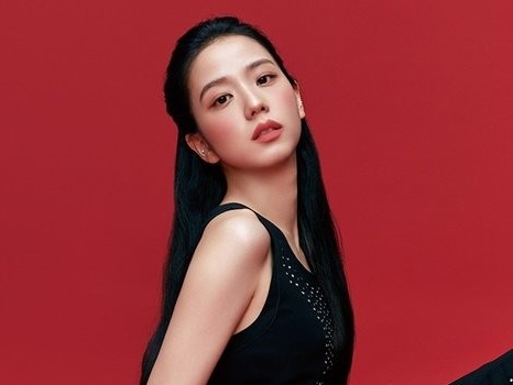 美の頂点！BLACKPINKジス、まさに“女王様オーラ”でファッション誌に登場「新しい姿を」【PHOTO】