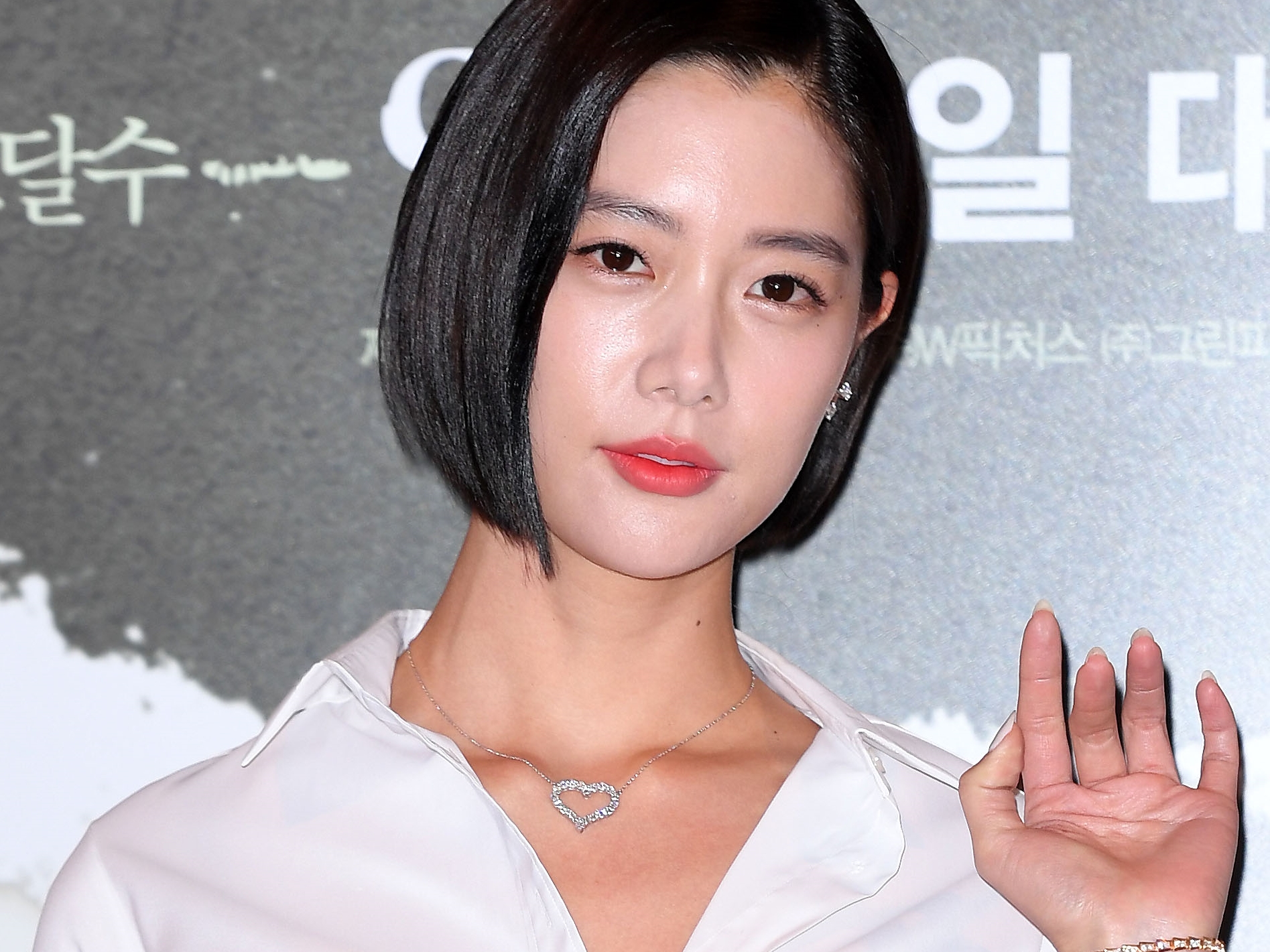 艶めかしい脚組み姿に乾杯…「世界で最も美しい女性」2位クララの“抜群”ビジュアル【PHOTO】
