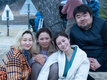 映画『三姉妹』、主演兼共同Pを務めたムン・ソリのインタビュー＆メイキングカット公開