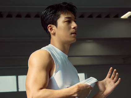 見事な腹筋チラ見え…『イカゲーム』俳優ウィ・ハジュンとUNDER ARMOURのコラボカット公開【PHOTO】