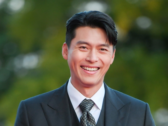 “結婚式間近”の俳優ヒョンビン、最新ショットに「またカッコよくなった！」の声【PHOTO】