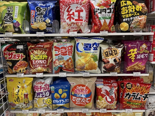 本当に日本？セブンイレブンに並ぶ韓国語のお菓子たち…国内市場を席巻する“K-スナック”の脅威