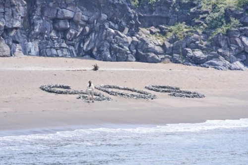 『無人島のディーバ』で使用された大量の石