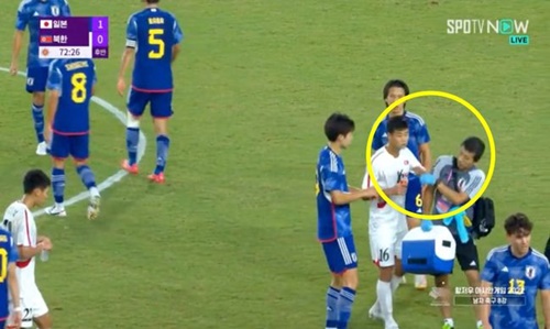日本代表スタッフに殴るふりをする北朝鮮選手
