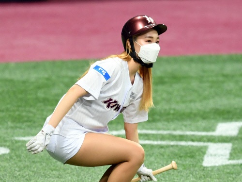 女性だけが足を露出する韓国と大違いの日本…東京ドーム補助員に記者が感じた違和感【WBC2023】
