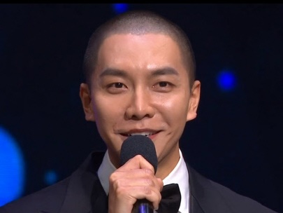 “奴隷契約”説の前事務所と法的紛争中の韓国歌手、突然の坊主姿で騒動後初公の場に…何を語った？