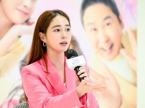 イ・ビョンホンの“奥さま”女優イ・ミンジョン、育児で最も大変なことは…「尽きないエネルギー」