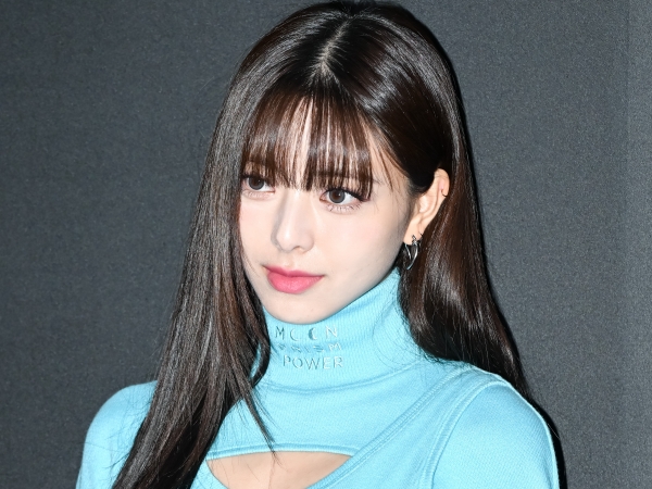 骨格ONE PIECE」と話題のITZY・ユナ、髪を束ねる仕草にノックアウト