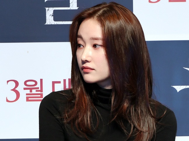 父親を亡くした『ペーパー・ハウス・コリア』“トーキョー役”の女優、公開恋人が喪主に名を連ねる