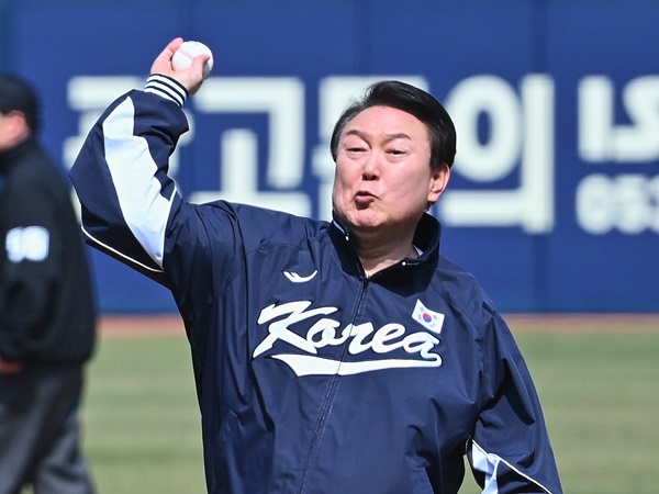 岸田首相と大違い…韓国大統領が始球式で“ノーバン投球”、観客の拍手喝采にご満悦【PHOTO】