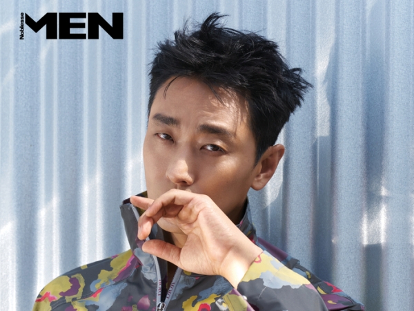 “ワイルド色気”に惚れる…！俳優チュ・ジフン、魅惑的な表情とハーフパンツからのぞく綺麗な脚