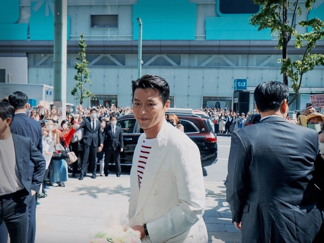 妻ソン・イェジンも日本に来ていた？俳優ヒョンビン、5年ぶりの来日でNo.1韓流スターの存在感を証明