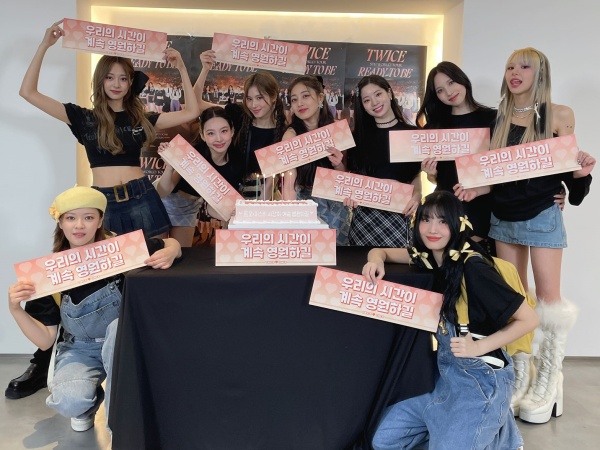 TWICE、5回目のワールドツアーが華麗な幕開け…各メンバーのソロ曲も披露「価値ある成果を出す」