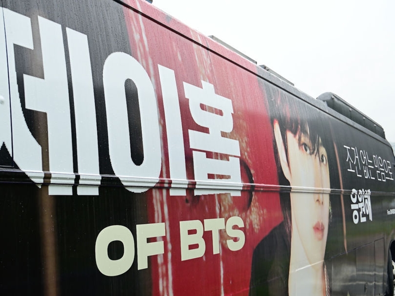 入隊目前のBTS・J-HOPE、現場には“大型応援バス”まで…待機中のファン「怪我だけはしないで」