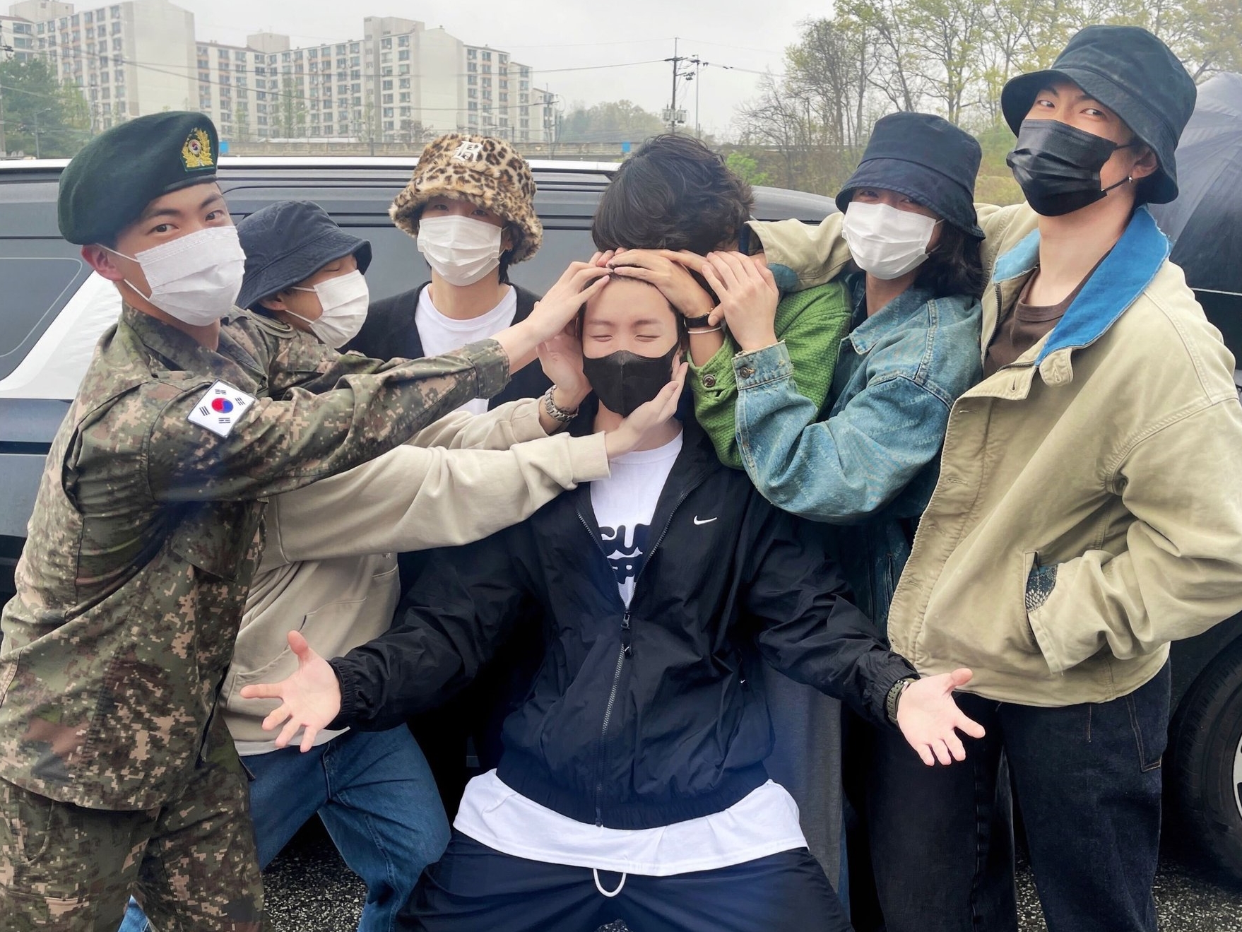 BTS、メンバー全員が揃った“集合写真”を久しぶりに公開！J-HOPEの入隊を見送るために7人が集結
