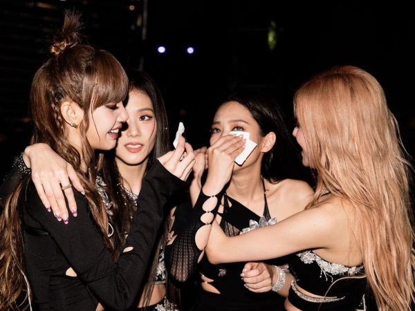 BLACKPINK・ジェニー、涙を見せる姿が話題に「言葉では言い表せない」と想い語る【PHOTO】